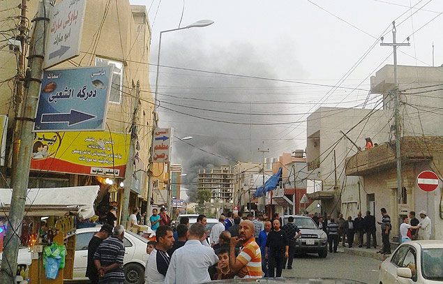 Fumaa  vista aps a exploso de um carro-bomba prximo ao consulado dos EUA em Irbil, no Iraque