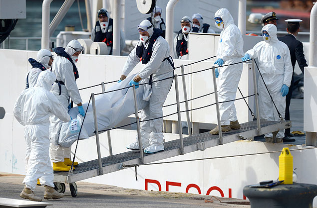 Membros da Guarda Costeira de Malta retiram corpo de um dos passageiros de barco que naufragou