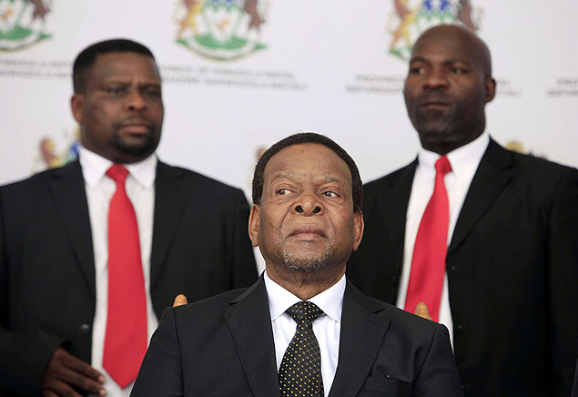 O rei zulu Goodwill Zwelithini (centro) antes de discurso na cidade de Durban