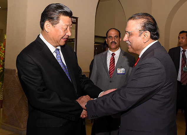 Presidente da China, Xi Jinping (esq.), cumprimenta ex-presidente paquistans Asif Ali Zardari