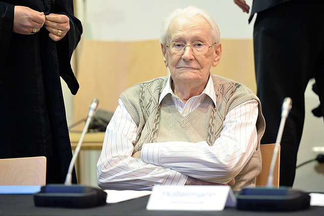 O ex-nazista Oskar Grning em audincia judicial em Lneburg (Alemanha) 