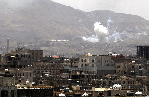 Colunas de fumaa sobem aps ataques areos da coalizo liderada pela Arbia Saudita em Sanaa