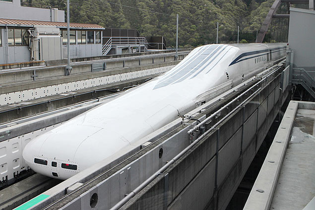O trem japonês de levitação magnética "Maglev" bateu nesta terça-feira seu próprio recorde mundial de velocidade ao atingir 603 km/h 