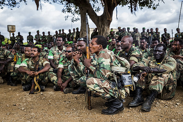 Tropas da Etipia que lutam contra o Al Shabaab fazem pausa ao carregar mantimentos para Baidoa, na Somlia
