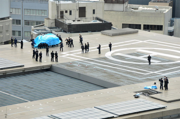 Policiais detectam emisses de radioatividade <br>de drone que pousou no telhado da residncia oficial do primeiro-ministro do Japo, em Tquio