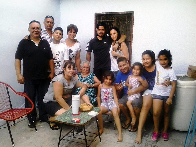 Pablo Gaona Miranda (de preto, no centro) em churrasco com tios e primos de sua famlia biolgica