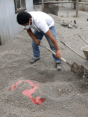 Em Ensenada, homem retira cinzas do vulco que cobriram um saco de batatas
