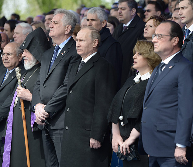 Os presidentes Franois Hollande (Frana) ( dir.) e Vladimir Putin (Rssia) participam de cerimnia em Ierevan ao lado do patriarca da Igreja Apostlica Armnia, Karekin II