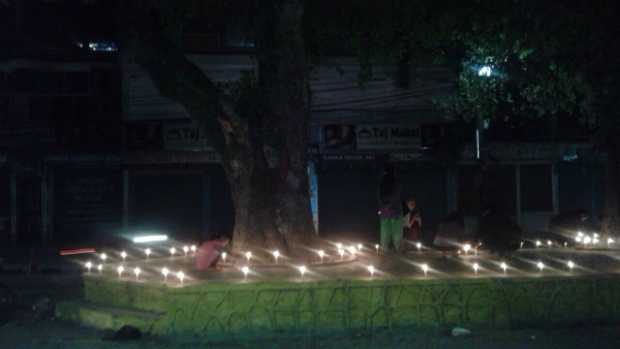 Hindus acendem velas para pedir calma e paz  terra, em prece para encerrar os terremotos, prximo  cidade de Pokhara 