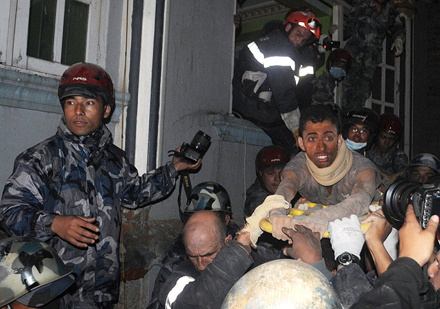 O nepals Rishi Khanal, resgatado aps trs dias preso sob os escombros de um prdio em Katmandu 