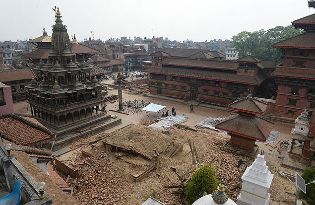Vista area dos escombros onde antes ficava o templo Kasthamandap, na praa Durbar, em Katmandu