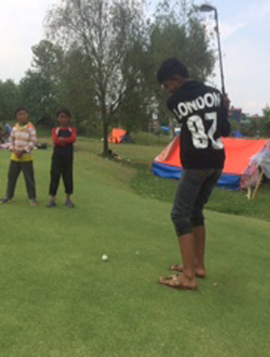 Aps terremoto, desabrigados invadem campo de golfe de Katmandu