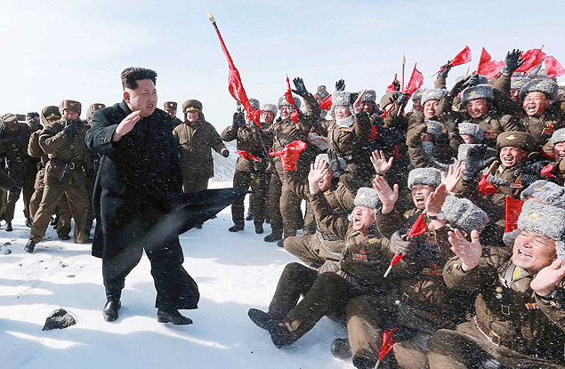 Lder norte-coreano Kim Jong-Un (de preto) sada pilotos das Foras Armadas