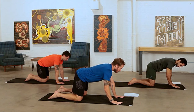 Uma aula de broga, a ioga focada para homens 'onde no h problema se voc no encosta a mo no p
