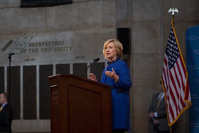 Hillary Clinton fala durante encontro na Universidade de Columbia, em Nova York