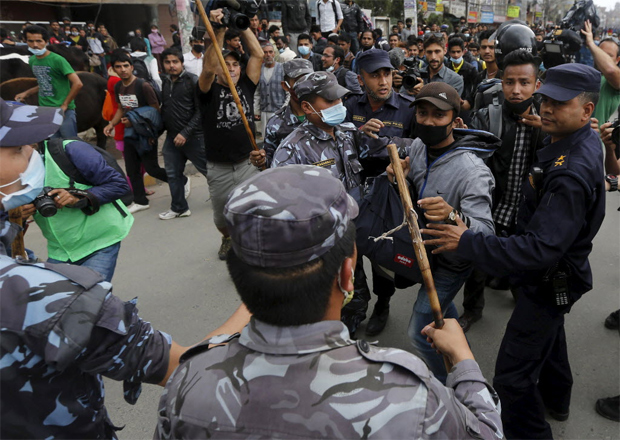 Vtimas de terremoto entram em confronto com policiais em Katmandu, capital do Nepal, durante protesto contra falta de ajuda das autoridades