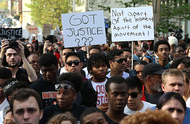 Estudantes protestam em Baltimore cantando "Justia para Freddie Gray" em direo  prefeitura