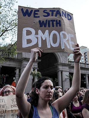 Mulher protesta em Nova York na marcha "Solidariedade com Baltimore"