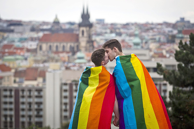 Casal de homens gays se beija em Praga, na Repblica Tcheca