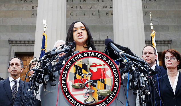 A procuradora em Baltimore, Marilyn Mosby, ao anunciar a acusao e os pedidos de priso