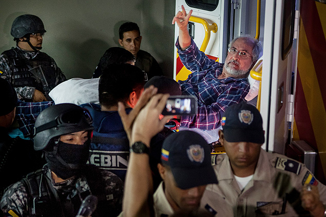 Agentes do Sebin levam o prefeito de Caracas, Antonio Ledezma, a ambulncia aps sair do hospital