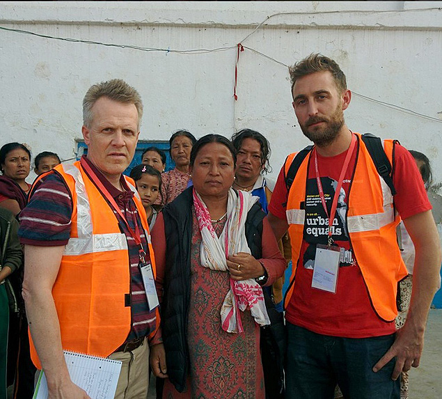 O coordenador de campanhas da ActionAid, Tom Allen, em um dos campos de ajuda no Nepal