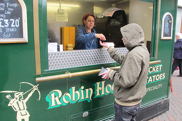 Sarah Mason, 43, nascida em Nottingham, tem trs empregos, um deles no centro da cidade, no food truck "Robin Hood". Diz que cogita no votar nas eleies do dia 7.