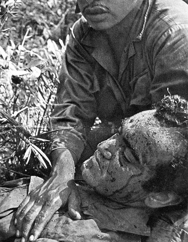 Foto de K. Shimamoto, publicada na revista "Realidade" em 1968, mostra o jornalista Jos Hamilton Ribeiro ferido por mina durante a guerra do Vietn. [FSP-Turismo-27.10.97]*** NO UTILIZAR SEM ANTES CHECAR CRDITO E LEGENDA***
