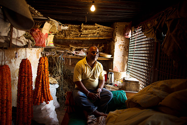 Subarna Suresta, 49, no quarto onde trabalha; ele cuida de rituais de cremao em Katmandu 