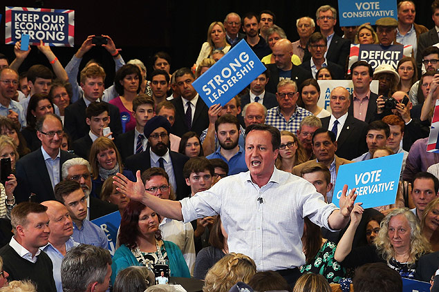 Primeiro-ministro britânico, David Cameron, fala com partidários na Escola de Hayesfield