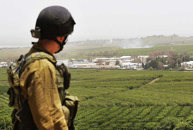 Soldado observa fumaa deixada por morteiro nas Colinas do Gol