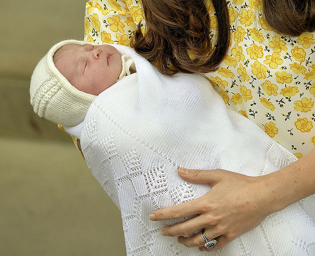 Kate Middleton carrega no colo a filha Charlotte, ao deixar o hospital St.Mary, em Londres, no domingo