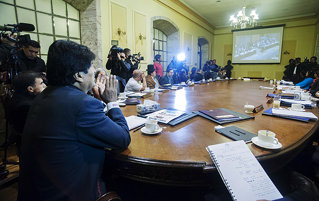 Presidente da Bolvia, Evo Morales (esq.), assiste pela TV  sesso de corte internacional 