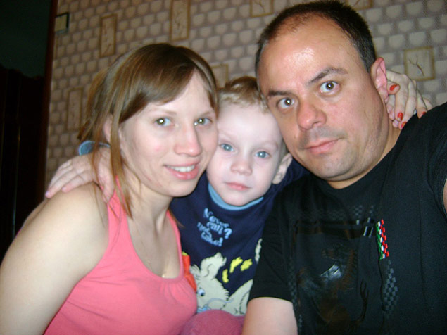 Claudio Freitas ( dir.), Kateryna ( esq.) e seu filho Nikolay. Famlia busca ajuda de embaixada 
