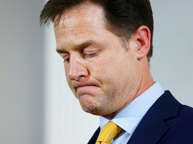 O liberal-democrata Nick Clegg renuncia ao cargo depois de receber menos votos que o esperado