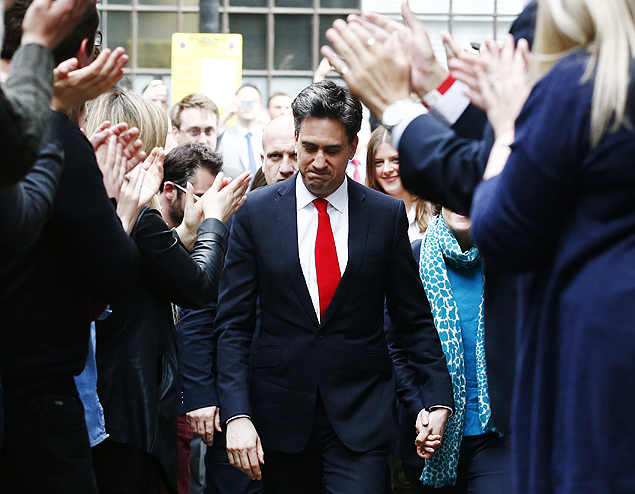 O trabalhista Ed Miliband chega  sede do partido em Londres; ele renunciou ao cargo aps nova derrota