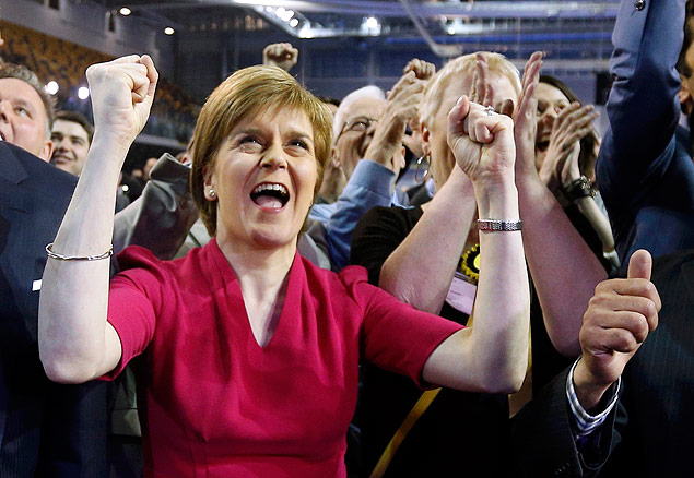 Nicola Sturgeon, lder do Partido nacional Escocs, festeja contagem de votos na eleio britnica