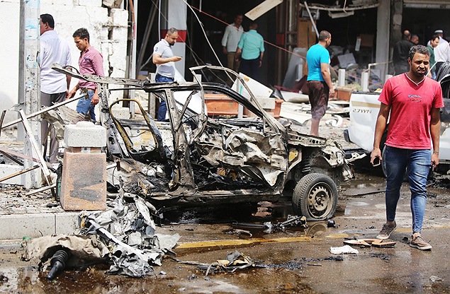 Carros destrudos aps ataque nesta sexta-feira na provncia de Dyiala, no Iraque