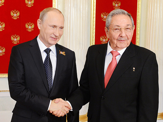 O presidente russo, Vladimir Putin, cumprimenta o presidente cubano, Ral Castro, nos 70 anos do fim da 2 Guerra