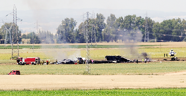 Bombeiros controlam chamas em destroos do Airbus A400M que caiu em Sevilha