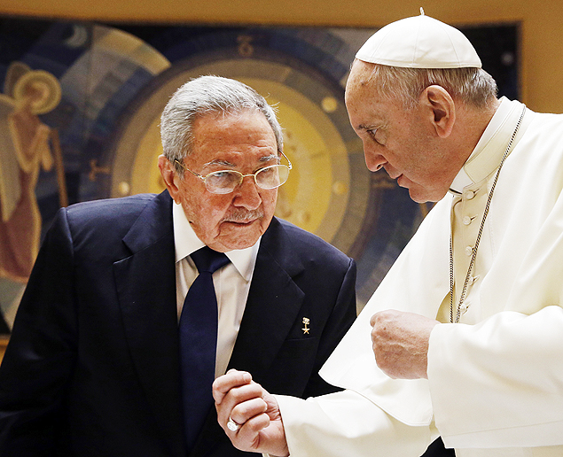 O papa Francisco conversa com o ditador cubano Raul Castro durante audincia privada no Vaticano