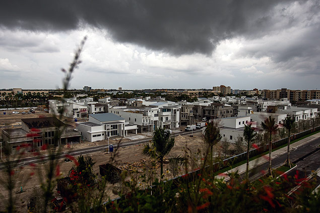 Condomínio de luxo que está sendo construído na cidade de El Doral, na grande Miami