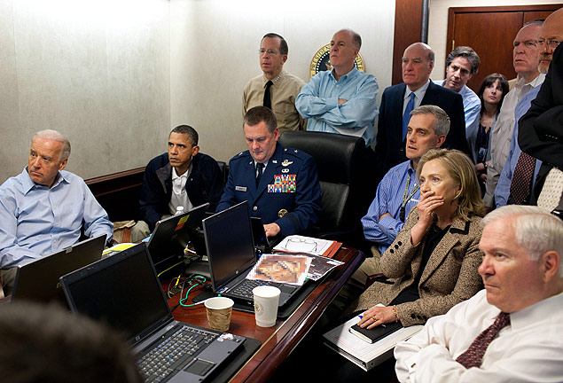 Obama e outros integrantes do governo dos EUA so informados de operao que matou Bin Laden, em maio de 2011