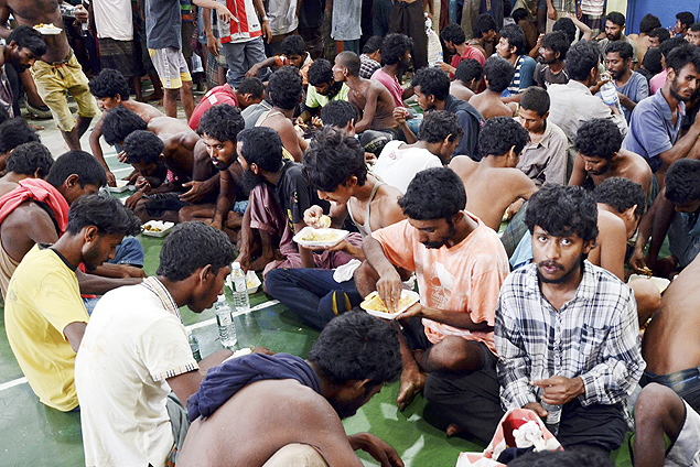 Imigrantes descansam aps resgate na Malsia