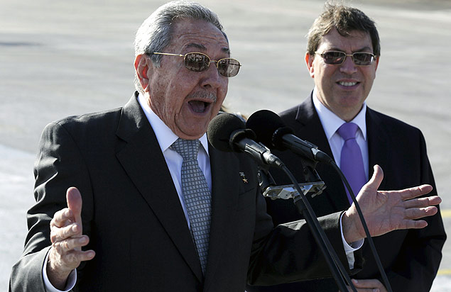 O ditador de Cuba, Ral Castro, e o chanceler Bruno Rodrguez falam a jornalistas no aeroporto de Havana