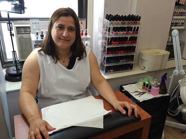 Luzimar Bronfman, 40, que abriu seu prprio salo de manicure em NY