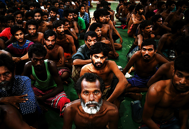 Imigrantes bangaleses aguardam api serem resgatados de embarcao abandonada na Indonsia