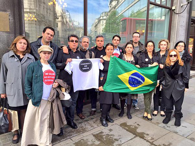 Funcionrios da embaixada do Brasil em Londres protestam durante paralisao na ltima tera (12)