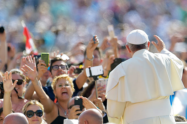 Papa Francisco saúda fiéis ao chegar à praça de São Pedro, no Vaticano, para cerimônia, em maio