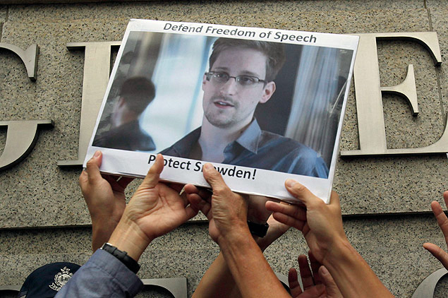Manifestao a favor de Edward Snowden, que revelou espionagem dos EUA, em frente a consulado em Hong Kong 